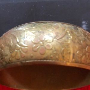 Bangle bracelet with flowered etchings